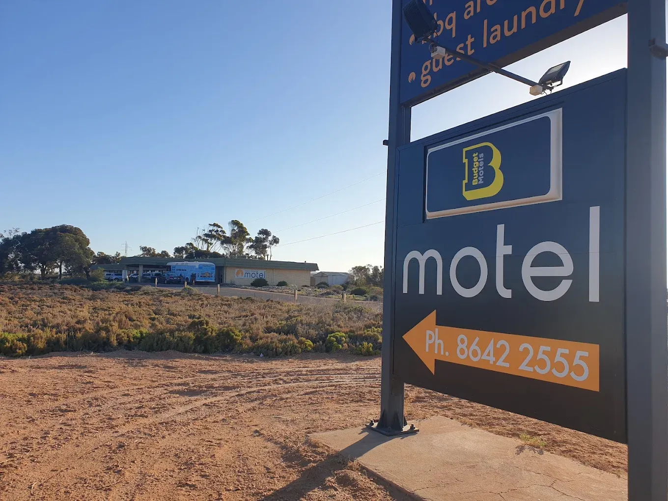 Motel road sign near Highway 1
