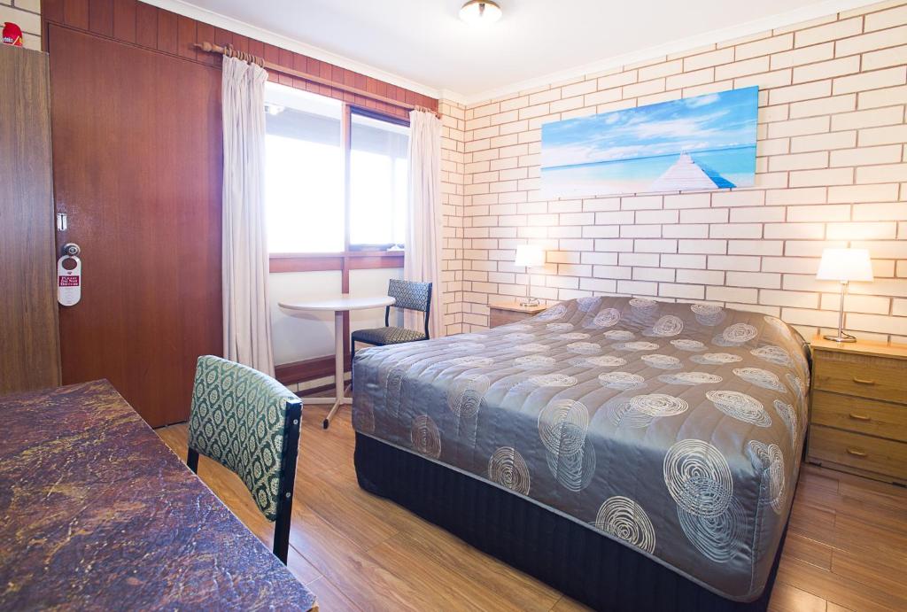 Budget Queen Room interior